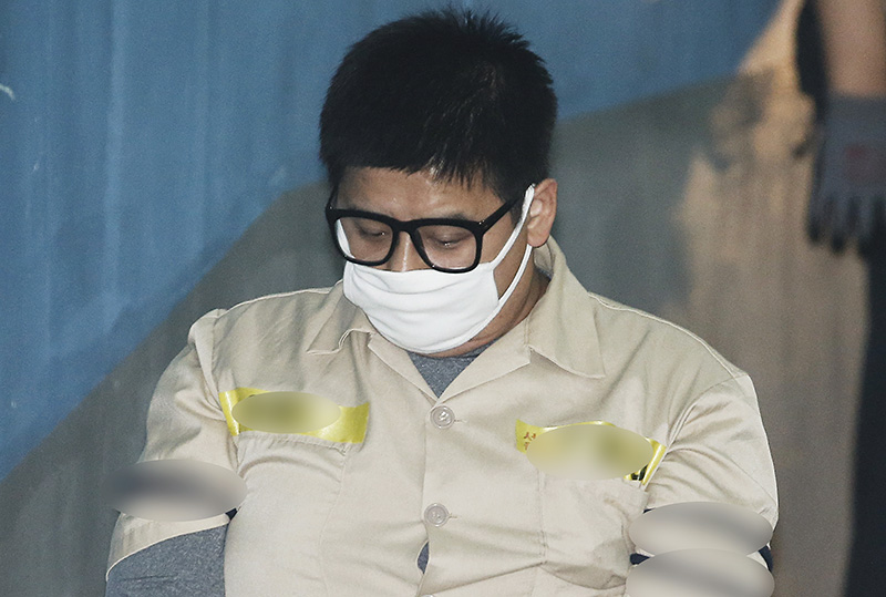 딸의 친구를 성추행하고 살해한 혐의로 1심에서 사형 선고를 받은 '어금니 아빠' 이영학 씨가 6일 오후 서울 서초구 서울고법에서 열린 항소심 선고 공판에 출석하기 위해 호송차에서 내려 법정으로 향하고 있다.