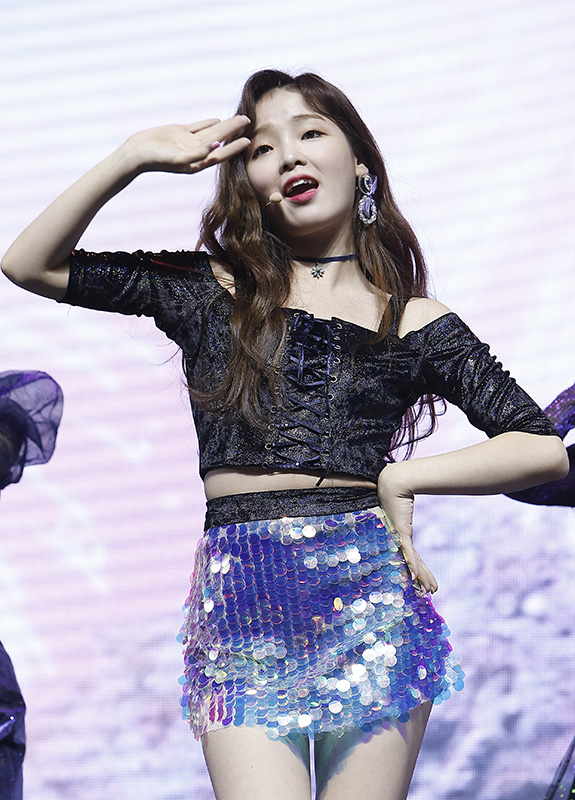 오마이걸 승희가 10일 오후 서울 광진구 예스24 라이브홀에서 열린 여섯 번째 미니앨범 ‘Remember me’ 발매 기념 쇼케이스에서 화려한 공연을 선보이고 있다.