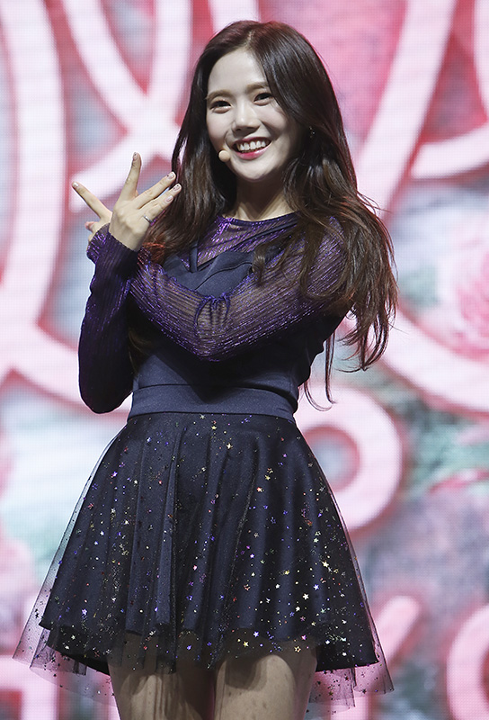오마이걸 효정이 10일 오후 서울 광진구 예스24 라이브홀에서 열린 여섯 번째 미니앨범 ‘Remember me’ 발매 기념 쇼케이스에 참석해 포즈를 취하고 있다.