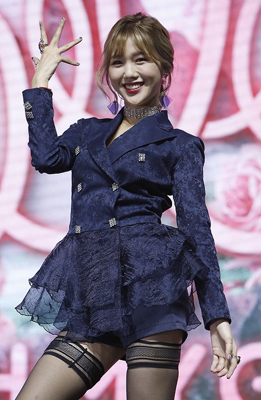 오마이걸 미미가 10일 오후 서울 광진구 예스24 라이브홀에서 열린 여섯 번째 미니앨범 ‘Remember me’ 발매 기념 쇼케이스에 참석해 포즈를 취하고 있다.
