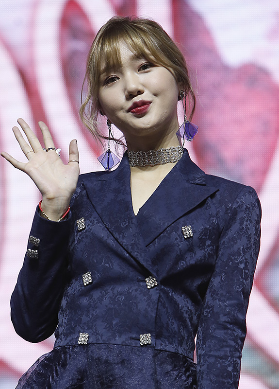 오마이걸 미미가 10일 오후 서울 광진구 예스24 라이브홀에서 열린 여섯 번째 미니앨범 ‘Remember me’ 발매 기념 쇼케이스에 참석해 포즈를 취하고 있다.