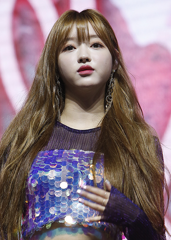 오마이걸 유아가 10일 오후 서울 광진구 예스24 라이브홀에서 열린 여섯 번째 미니앨범 ‘Remember me’ 발매 기념 쇼케이스에 참석해 포즈를 취하고 있다.