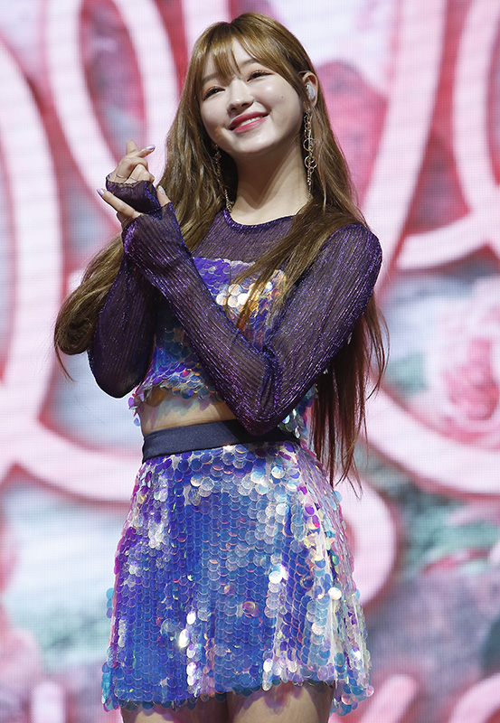 오마이걸 유아가 10일 오후 서울 광진구 예스24 라이브홀에서 열린 여섯 번째 미니앨범 ‘Remember me’ 발매 기념 쇼케이스에 참석해 포즈를 취하고 있다.