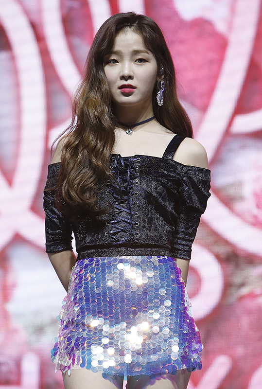 오마이걸 승희가 10일 오후 서울 광진구 예스24 라이브홀에서 열린 여섯 번째 미니앨범 ‘Remember me’ 발매 기념 쇼케이스에 참석해 포즈를 취하고 있다.