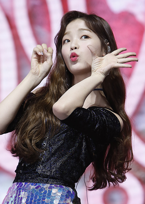 오마이걸 승희가 10일 오후 서울 광진구 예스24 라이브홀에서 열린 여섯 번째 미니앨범 ‘Remember me’ 발매 기념 쇼케이스에 참석해 포즈를 취하고 있다.