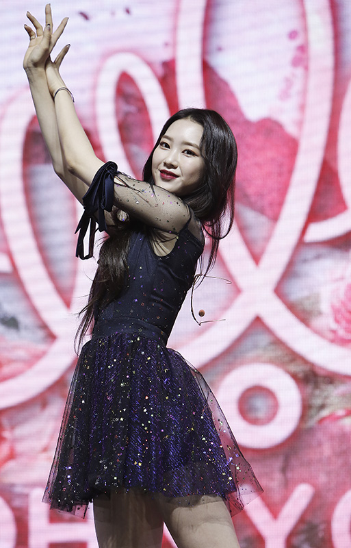 오마이걸 지호가 10일 오후 서울 광진구 예스24 라이브홀에서 열린 여섯 번째 미니앨범 ‘Remember me’ 발매 기념 쇼케이스에 참석해 포즈를 취하고 있다.