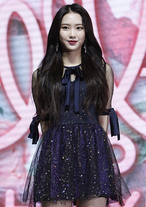 오마이걸 지호가 10일 오후 서울 광진구 예스24 라이브홀에서 열린 여섯 번째 미니앨범 ‘Remember me’ 발매 기념 쇼케이스에 참석해 포즈를 취하고 있다.
