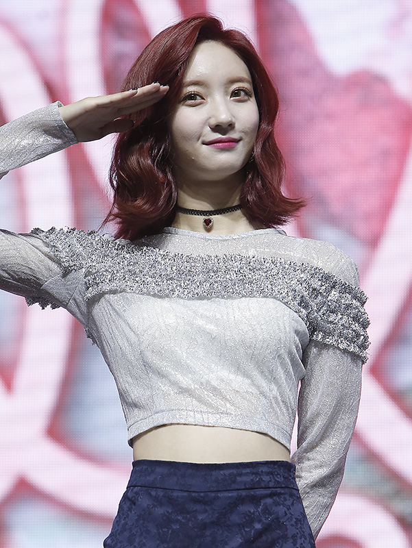 오마이걸 비니가 10일 오후 서울 광진구 예스24 라이브홀에서 열린 여섯 번째 미니앨범 ‘Remember me’ 발매 기념 쇼케이스에 참석해 포즈를 취하고 있다.