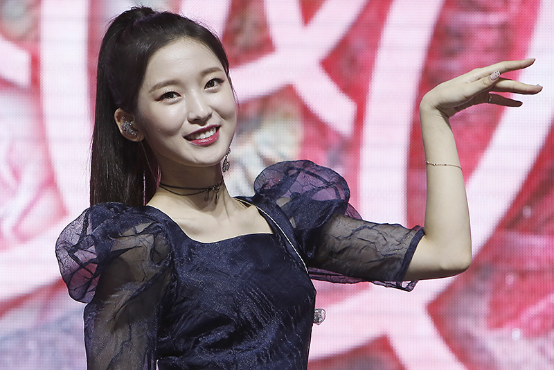 오마이걸 아린이 10일 오후 서울 광진구 예스24 라이브홀에서 열린 여섯 번째 미니앨범 ‘Remember me’ 발매 기념 쇼케이스에 참석해 포즈를 취하고 있다.