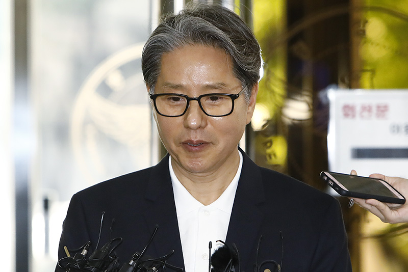 개인 별장 건축에 회삿돈을 끌어다 쓴 혐의를 받는 담철곤 오리온 회장이 10일 오전 서울 서대문구 경찰청에 조사를 받기 위해 피의자 신분으로 출석하며 취재진의 질문에 답하고 있다.