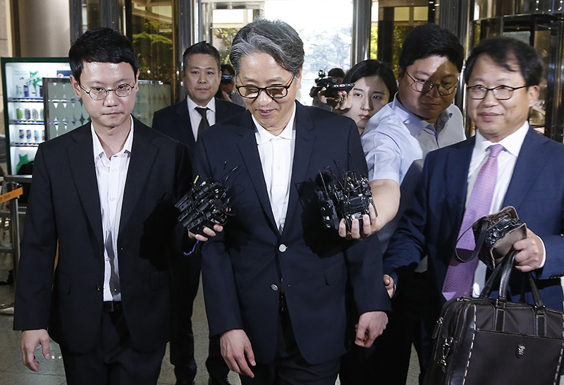 개인 별장 건축에 회삿돈을 끌어다 쓴 혐의를 받는 담철곤 오리온 회장이 10일 오전 서울 서대문구 경찰청에 조사를 받기 위해 피의자 신분으로 출석하고 있다.