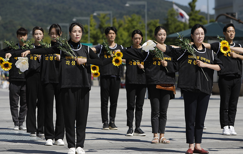 국립국악원 무용단 사태 공동대책위원회 회원들이 10일 서울 종로구 광화문광장에서 기자회견을 열고 무용단 내 위계 간 갑질 및 인권탄압 사태의 진상규명, 책임자 처벌 등을 촉구하는 무용을 선보이고 있다.