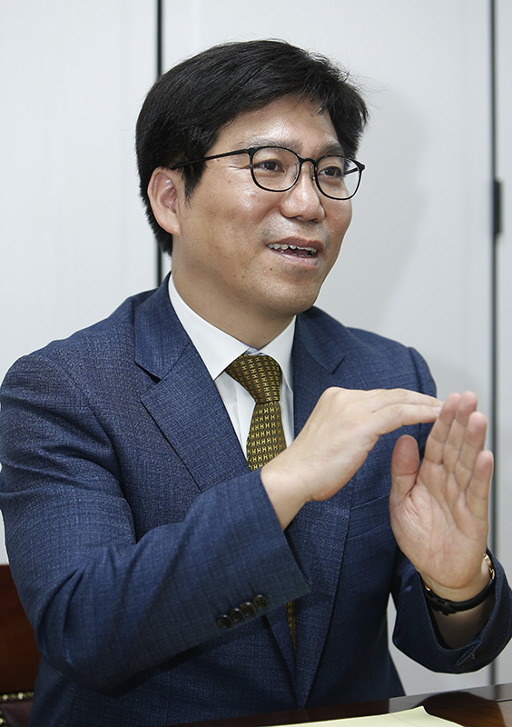 특수상해·특수재물손괴 등 혐의로 기소된 본가궁중족발 김우식 사장의 변호를 맡은 김남주 변호사가 11일 서울 서초구에 위치한 자신의 법무법인 사무실에서 민중의소리와 인터뷰를 하고 있다.
