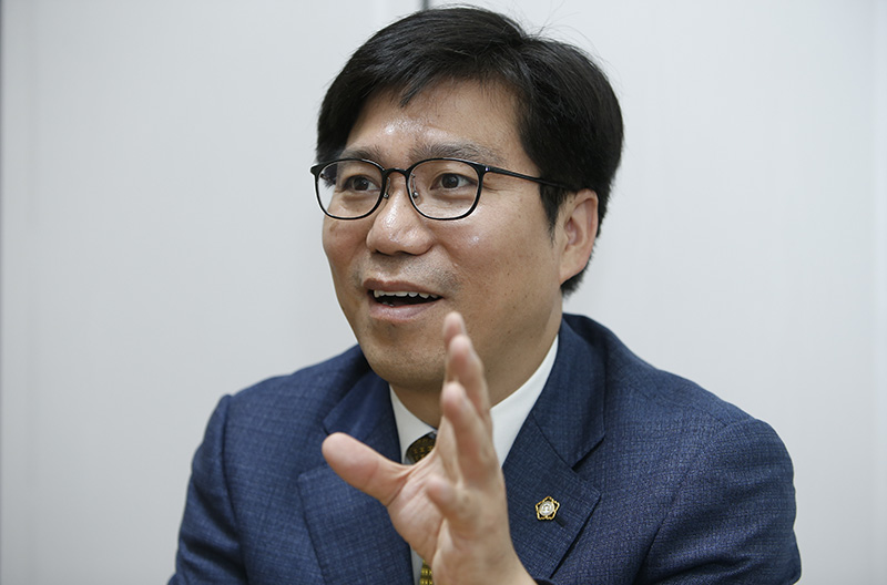 특수상해·특수재물손괴 등 혐의로 기소된 본가궁중족발 김우식 사장의 변호를 맡은 김남주 변호사가 11일 서울 서초구에 위치한 자신의 법무법인 사무실에서 민중의소리와 인터뷰를 하고 있다.