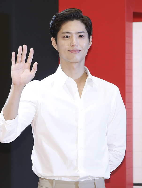 배우 박보검이 11일 서울 종로구 포시즌스호텔에서 진행된 ‘위닉스 텀블건조기’ 출시 미디어데이에서 포즈를 취하고 있다.