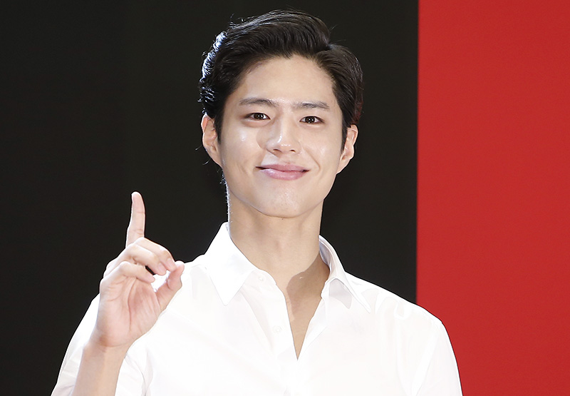 배우 박보검이 11일 서울 종로구 포시즌스호텔에서 진행된 ‘위닉스 텀블건조기’ 출시 미디어데이에서 포즈를 취하고 있다.