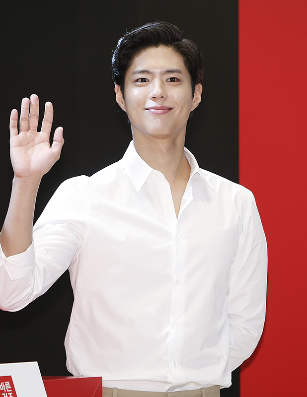 배우 박보검이 11일 서울 종로구 포시즌스호텔에서 진행된 ‘위닉스 텀블건조기’ 출시 미디어데이에서 포즈를 취하고 있다.