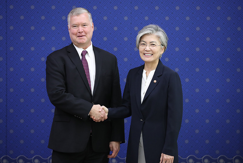 강경화 외교부 장관이 11일 오전 서울 종로구 외교부를 방문한 스티븐 비건 미국 국무부 대북정책 특별대표와 만나 악수하고 있다.