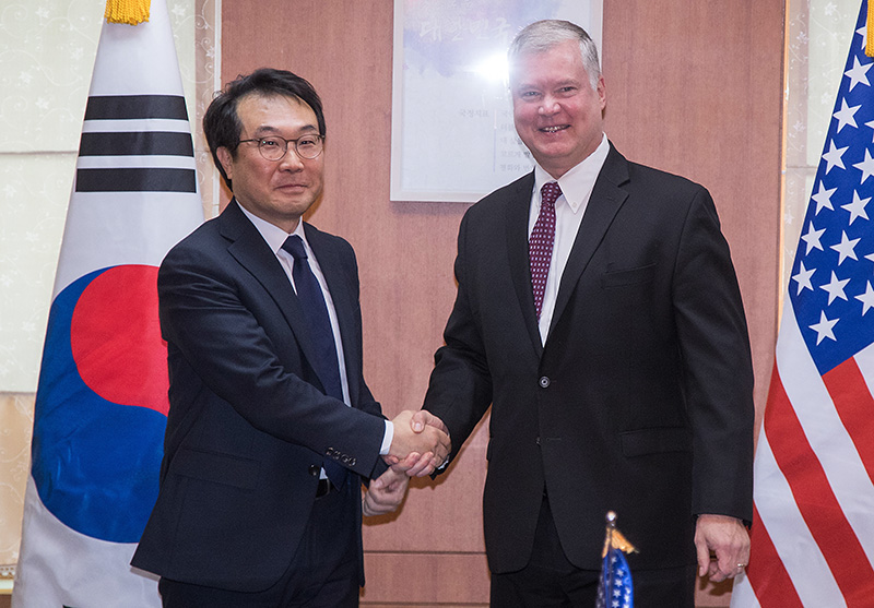 스티브 비건 미 대북정책 특별대표가 11일 오전 서울 외교부 청사에서 이도훈 한반도평화교섭본부장과 회담에 앞서 악수를 하고 있다.