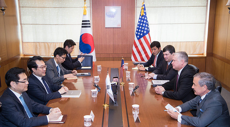 비건 미 대북정책특별대표(오른쪽 두번째)가 11일 오전 서울 외교부 청사에서 이도훈 한반도평화교섭본부장(왼쪽 두 번째)과 회담을 하고 있다. 맨 오른쪽은 해리 해리스 주한미대사.