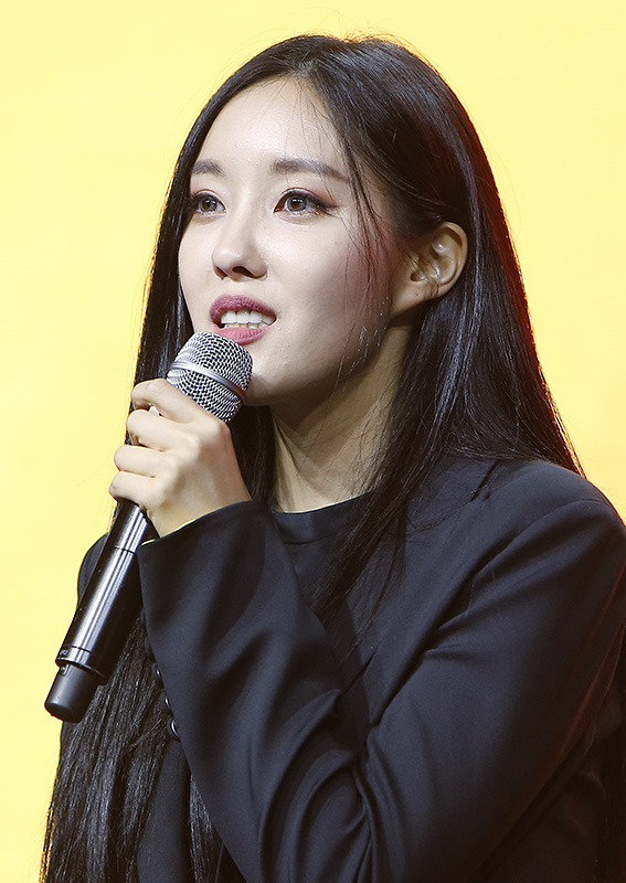 가수 효민이 12일 오후 서울 강남구 일지아트홀에서 열린 새 디지털 앨범 ‘MANGO’ 발매 기념 쇼케이스에 참석해 취재진의 질문에 답변하고 있다.