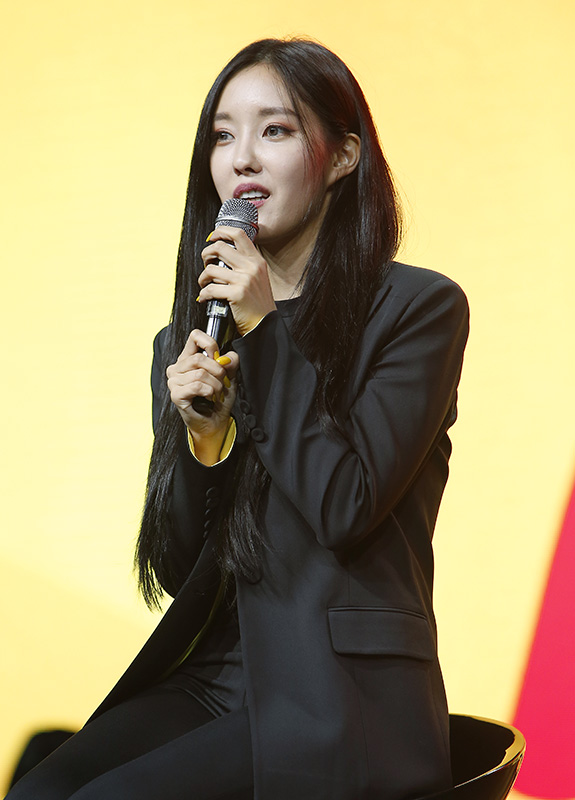 가수 효민이 12일 오후 서울 강남구 일지아트홀에서 열린 새 디지털 앨범 ‘MANGO’ 발매 기념 쇼케이스에 참석해 취재진의 질문에 답변하고 있다.