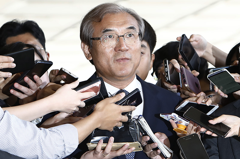 법원행정처가 강제 징용 사건 재판을 고의로 지연하는 과정에 관여한 의혹을 받는 이민걸 전 법원행정처 기획조정실 실장이 12일 오전 서울 서초구 서울중앙지검에 피의자 신분으로 출석하고 있다.