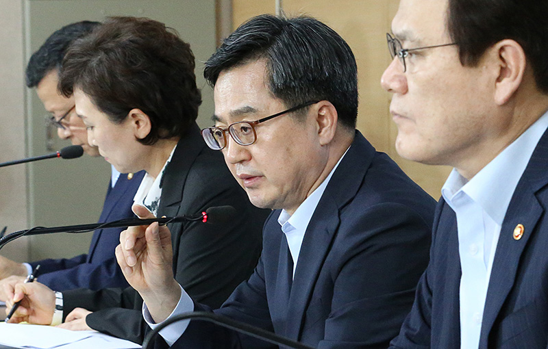 김동연 경제부총리 겸 기획재정부 장관, 김현미 국토교통부 장관, 최종구 금융위원장 등이 13일 오후 서울 세종대로 정부서울청사에서 '주택시장 안정방안' 관계부처 합동브리핑을 갖고 있다.