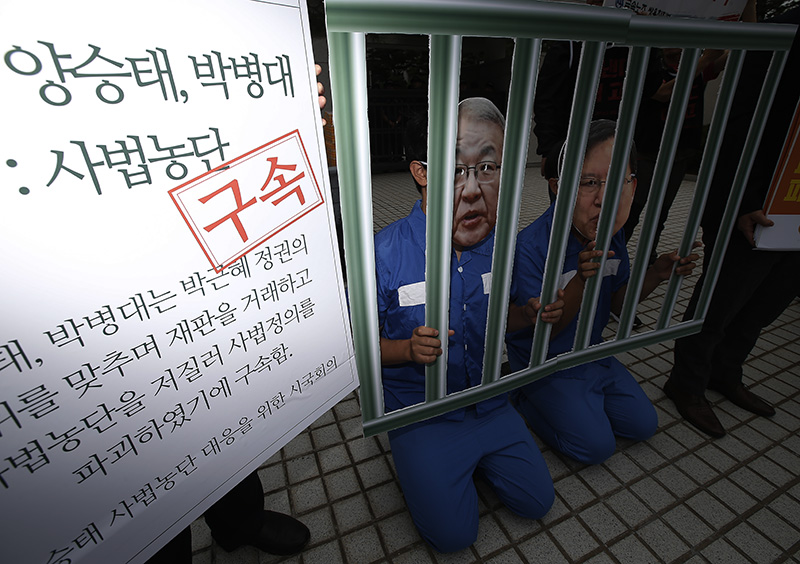시민단체 회원들이 양승태 전 대법원장과 박병대 전 대법관의 구속을 촉구하는 퍼포먼스를 하고 있다.