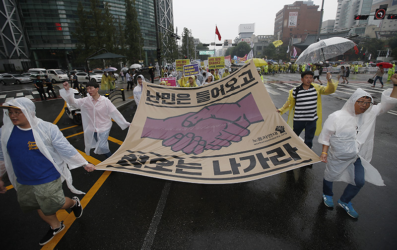16일 오후 서울 보신각 앞에서 난민인권센터 주최로 열린 '난민과 함께하는 행동의 날' 집회 참가자들이 난민 혐오를 반대하며 효자동 주민센터 방향으로 행진하고 있다.