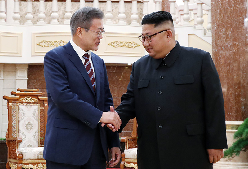 문재인 대통령이 지난 9월 18일 오후 평양 조선노동당 중앙위원회 본부 청사 로비에서 김정은 국무위원장과 정상회담 시작에 전 악수를 하고 있다. 자료사진.