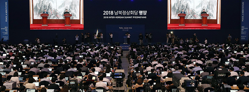 문재인 대통령과 김정은 국무위원장의 ‘남북정상 공동 기자회견’이 지난 9월 19일 오전 열린 가운데 서울 동대문구 2018 남북정상회담 평양 서울프레스센터에 모인 내외신 기자들이 생중계 화면을 지켜보고 있다. 자료사진.