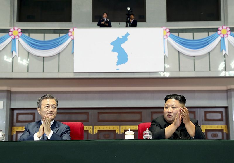 문재인 대통령과 김정은 국무위원장이 지난 9월 19일 밤 평양 5.1경기장에서 열린 남북정상회담 경축 대집단체조와 예술공연 '빛나는 조국'에 입장한 뒤 박수를 치고 있다.