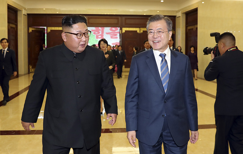 지난 9월 평양남북정상회담 당시 5.1 경기장에서의 문재인 대통령(오른쪽)과 김정은 북한 국무위원장의 모습