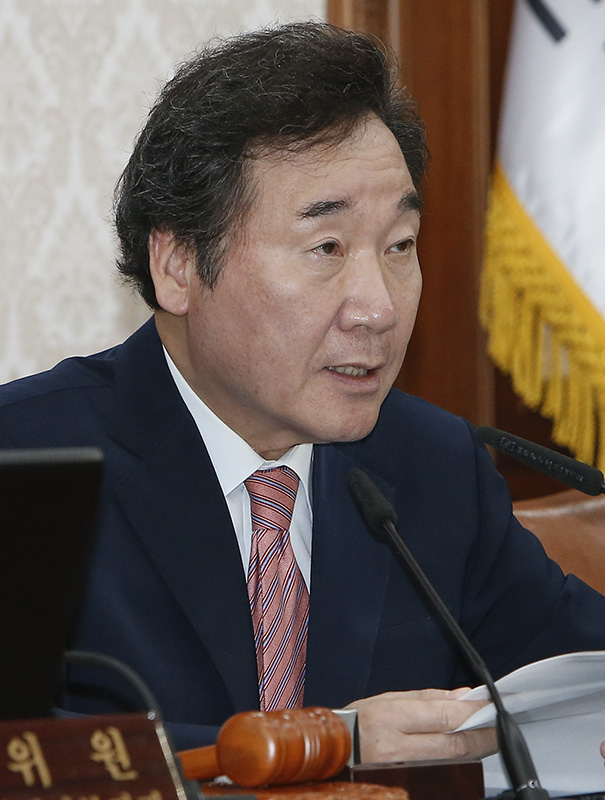 이낙연 국무총리가 27일 오전 서울 세종로 정부서울청사에서 열린 국무회의에서 모두발언을 하고 있다.