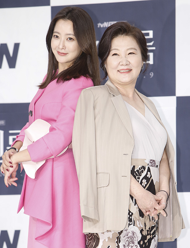 배우 김희선(왼쪽), 김해숙이 2일 오후 서울 영등포구 타임스퀘어 아모리스홀에서 열린 tvN 새 토일드라마 ‘나인룸’ 제작발표회에 참석해 포즈를 취하고 있다. ‘나인룸’은 희대의 악녀 사형수 장화사(김해숙)와 운명이 바뀐 을지해이(김희선), 그리고 운명의 열쇠를 쥔 남자 기유진(김영광)의 인생리셋 복수극이다.