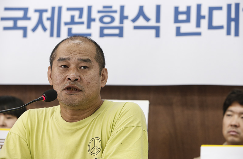 강호진 강정마을 해군기지 반대주민회 공동대표가 4일 오후 서울 종로구 참여연대에서 열린 2018 해군 국제관함식 반대와 평화의 섬 제주 지키기 공동행동 기자회견에서 발언하고 있다.
