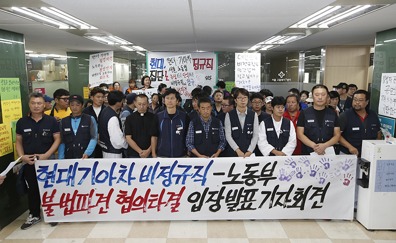 불법파견 문제 해결을 요구하며 서울지방고용노동청에서 점거 농성을 해온 현대기아차 비정규직 노동자들이 고용노동부의 교섭 중재에 따라 7일 오후 농성을 중단하고 입장을 밝히는 기자회견을 하고 있다.