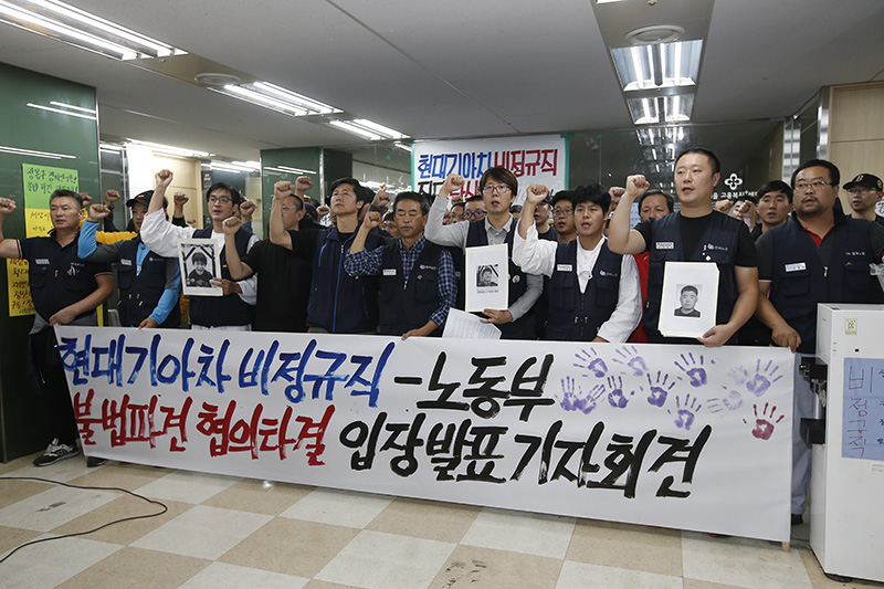 불법파견 문제 해결을 요구하며 서울지방고용노동청에서 점거 농성을 해온 현대기아차 비정규직 노동자들이 고용노동부의 교섭 중재에 따라 7일 오후 농성을 중단하고 입장을 밝히는 기자회견을 갖고 있다.