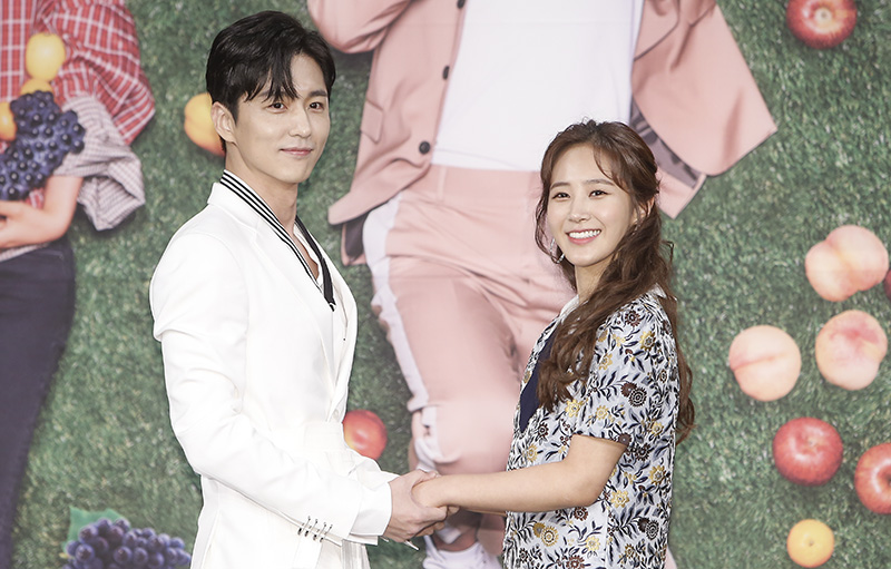 배우 신동욱, 권유리가 8일 오후 서울 마포구 상암MBC에서 열린 예능드라마 ‘대장금이 보고있다’ 제작발표회에서 포즈를 취하고 있다.