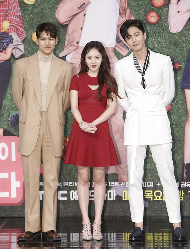 배우 김현준, 이열음, 신동욱이 8일 오후 서울 마포구 상암MBC에서 열린 예능드라마 ‘대장금이 보고있다’ 제작발표회에서 포즈를 취하고 있다.