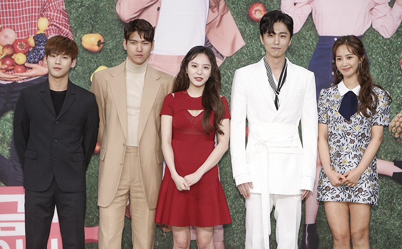 배우 이민혁(왼쪽부터), 김현준, 이열음, 신동욱, 권유리가 8일 오후 서울 마포구 상암MBC에서 열린 예능드라마 ‘대장금이 보고있다’ 제작발표회에서 포즈를 취하고 있다.