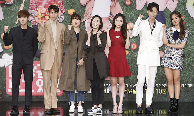 배우 이민혁(왼쪽부터), 김현준, 오미경·선혜윤 연출, 이열음, 신동욱, 권유리가 8일 오후 서울 마포구 상암MBC에서 열린 예능드라마 ‘대장금이 보고있다’ 제작발표회에서 포즈를 취하고 있다.