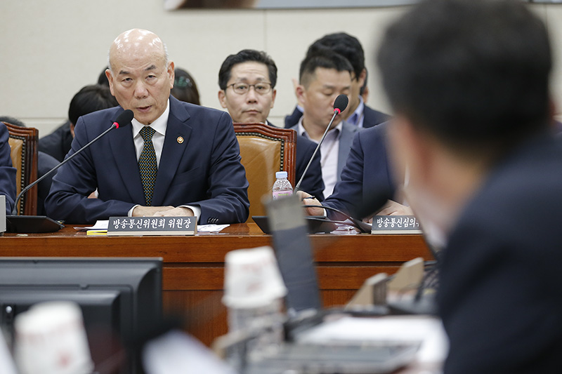 이효성 방송통신위원장이 11일 오후 서울 여의도 국회에서 열린 과학기술정보방송통신위원회 방통위 등에 대한 국정감사에 참석해 의원질의에 답변하고 있다.