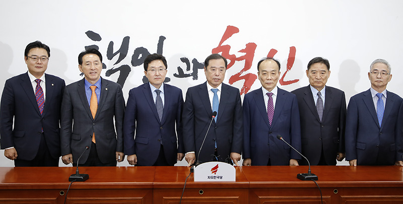 11일 오후 서울 여의도 국회에서 열린 조직강화특별위원회 기자간담회에서 김병준 비상대책위원장이 모두발언을 하고 있다. 왼쪽부터 김성원 의원, 김석기 의원, 김용태 조강특위 위원장, 김 비대위원장, 전원책 변호사, 강성주 전 MBC 보도국 국장, 이진곤 전 국민일보 논설고문. (자료사진)