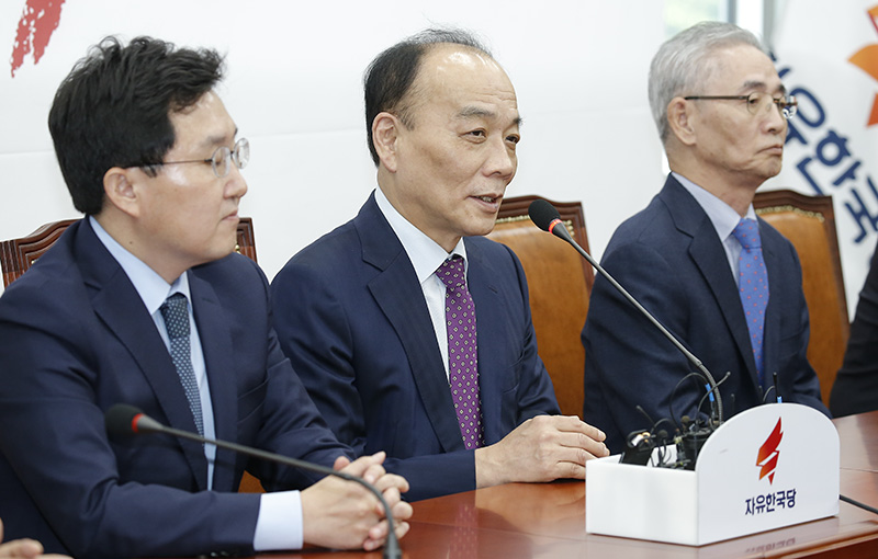 11일 오후 서울 여의도 국회에서 열린 조직강화특별위원회 기자간담회에서 전원책 변호사가 인사말을 하고 있다.