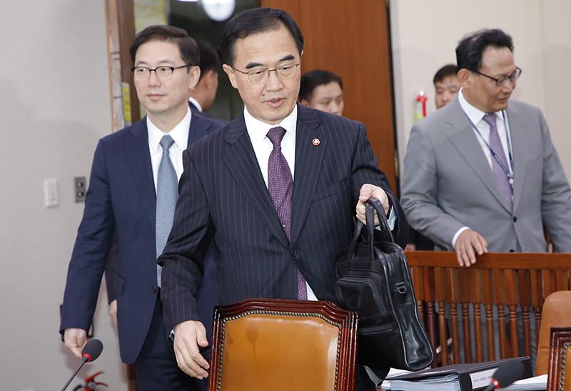 통일부 조명균 장관, 천해성 차관(왼쪽)이 11일 오전 서울 여의도 국회에서 열린 외교통일위원회 통일부 등에 대한 국정감사에 참석하고 있다.