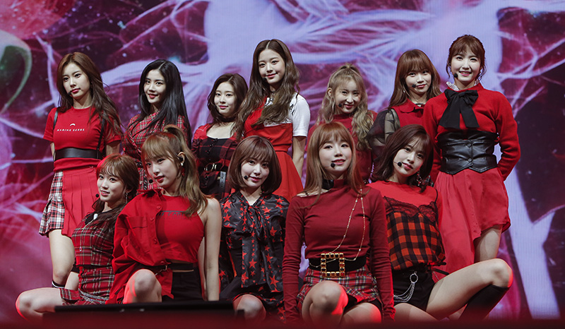 IZ*ONE(아이즈원)이 29일 오후 서울시 송파구 올림픽홀에서 열린 첫 번째 데뷔 앨범 ‘COLOR*IZ’ 발매 기념 기자간담회에서 화려한 무대를 선보이고 있다.