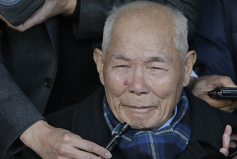 대법원 전원합의체가 일제 강제징용 피해자 4명이 신일본제철(현 신일철주금)을 상대로 낸 1억원의 손해배상 청구 소송 재상고심 선고 공판에서 승소 판결이 내려진 지난달 30일 오후 일제 강제징용 피해자 이춘식(94) 할아버지가 서울 서초구 대법원을 나서며 눈물을 글썽이고 있다.
