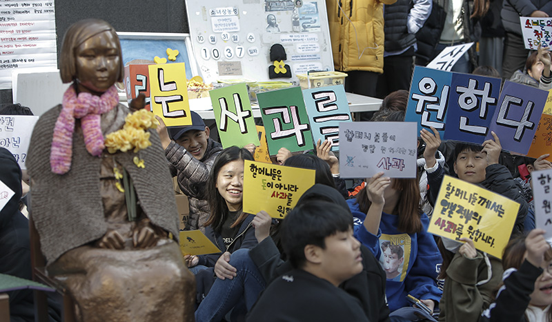 31일 오후 서울 종로구 옛 일본대사관 앞에서 열린 ‘일본군 성노예제 문제 해결을 위한 제1359차 정기 수요시위’에서 참가자들이 일본 정부의 진정한 사죄를 촉구하고 있다.